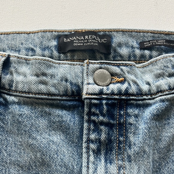 🎉 HOST PICK 🎉 Mid-Rise Denim Short - Picture 4 of 10
